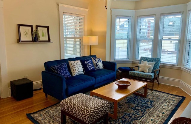 Bright 2 Br, Pets Welcome, Steps to Lake, Restaurants and Train