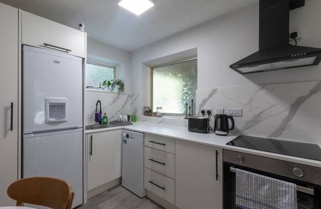 Bright 2BD Maisonette Near Gatwick Airport