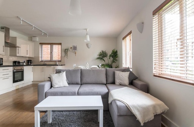 Bright 2BR Apartment - 2 Free Parking Spaces - Near LGW Airport