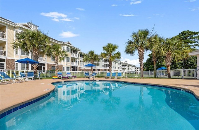 Relaxing & spacious condo overlooking pool & golf course. Near beach/attractions