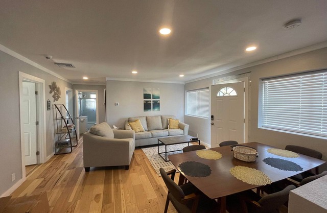 Bright 3 bedroom, 2 bath home; game room w/ arcade machines - basketball machine