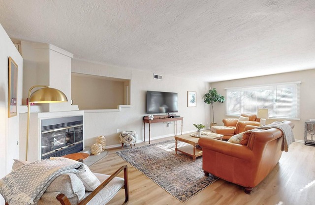Bright 3bd/2.5b Home w/Garage, Dog, Firepit