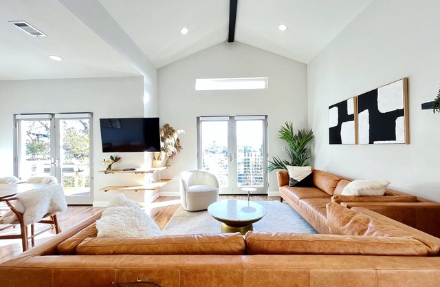 Bright 4 Bedroom Mountain View Home By Arts Plaza