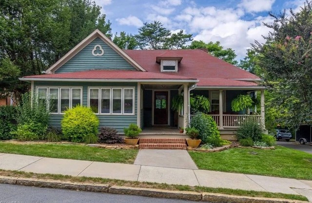 Bright & Airy 1910 Cottage with 2 King Master Suites! Updated! Close to campus!