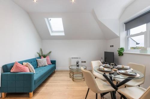 Bright & Airy 2-Bedroom, Leatherhead, Sleeps 4