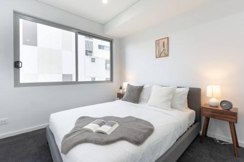 Bright & Airy 2BR - Steps to Station & Westfield