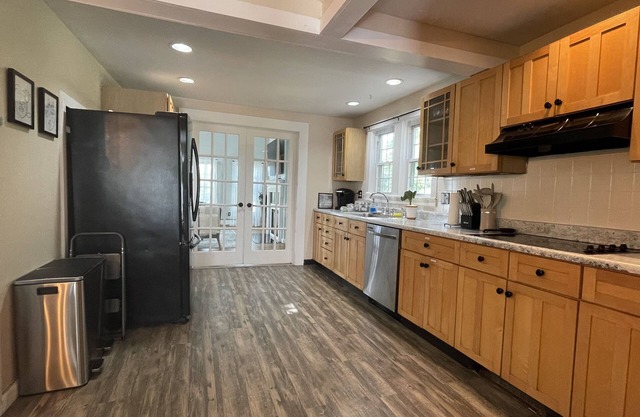 Bright, Airy Home with TONS of character in Hudson, NY - 5 min from Warren St