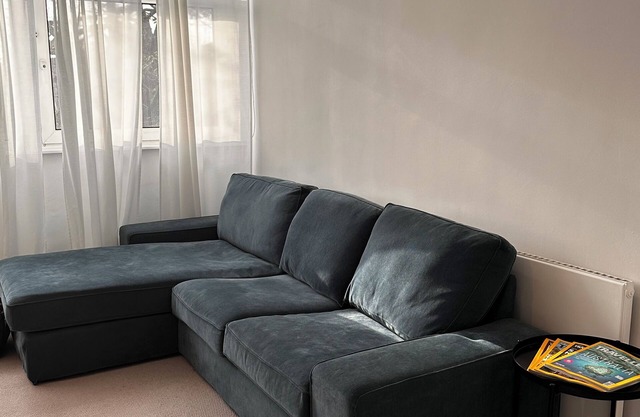 Bright and airy 2 bed flat in Kew Gardens. 5 min walk to Botanical Gardens.