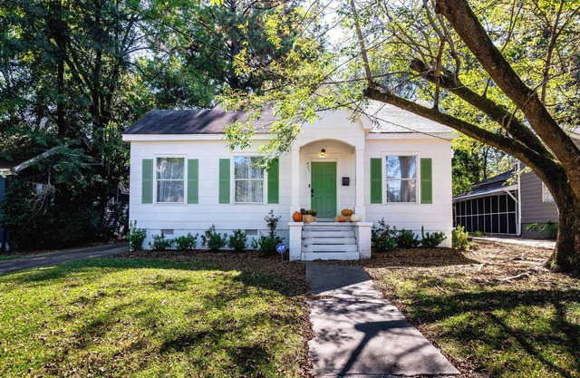 Bright and Airy in the Heart of Fondren!