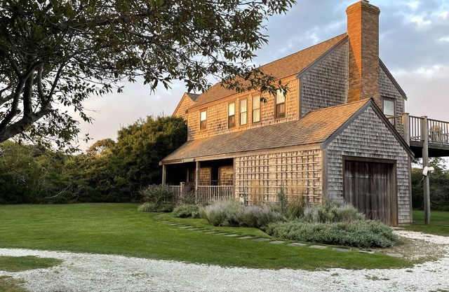 Lumineux Et Breezy Upside Down House Dans Tom Nevers
