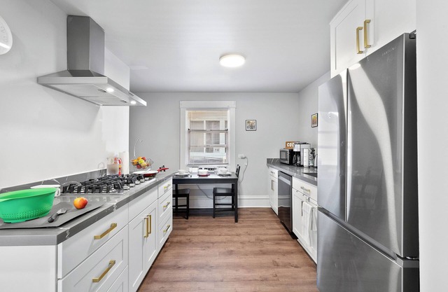 Bright and comfortable 2BD w/AC Near UW dedicated FREE Parking