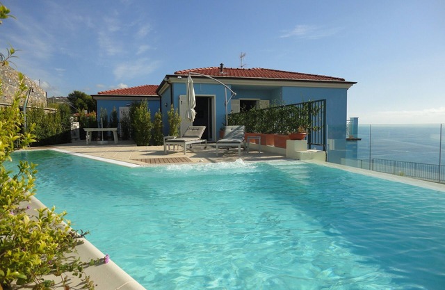 Villa lumineuse et élégante avec piscine privée et terrasse de jardin avec vue sur la mer