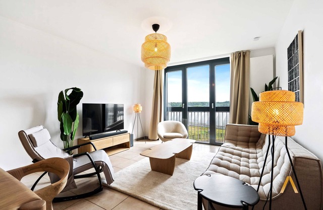 Modern Apt with Balcony, Fast WiFi & Amenities