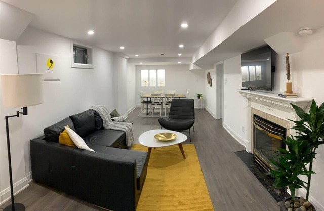 Bright and Modern 2BR Apartment, Adventure-Local Delights Await! Family & Group