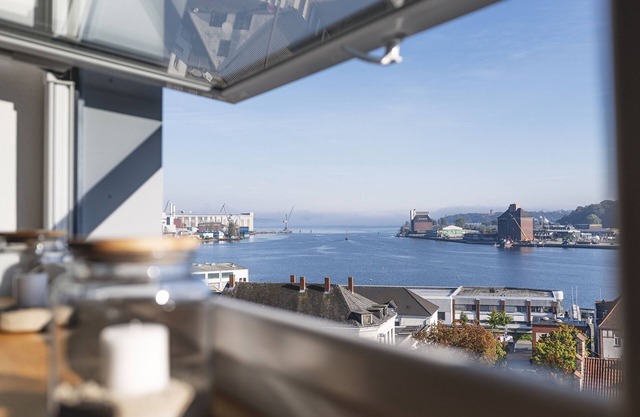 Appartement lumineux et moderne avec une vue imprenable sur le fjord, incl. parking