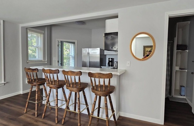 Bright and spacios apartment in welcoming Rockford with AC, fitness room, WiFi