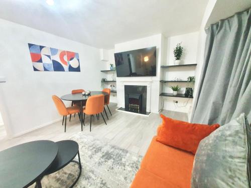 Bright and Spacious 2-Bedroom Apartment in London - Your Home Away from Home