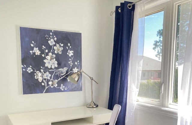 Bright and Spacious Townhome In Family Neighbourhood