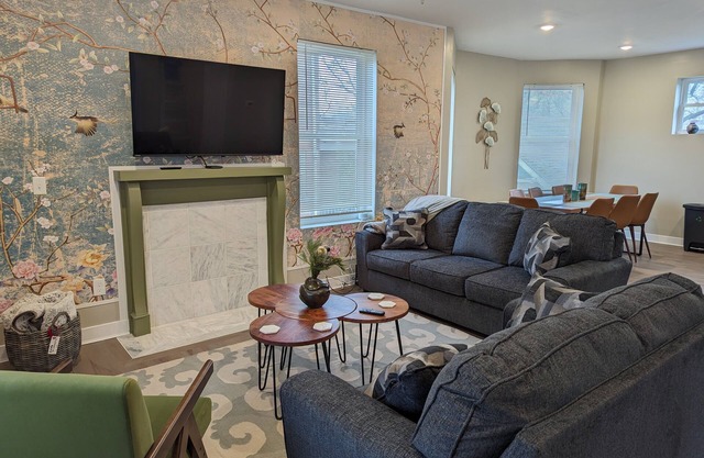 Bright and Spacious 5 BR Home Close to downtown. Pet-Friendly!
