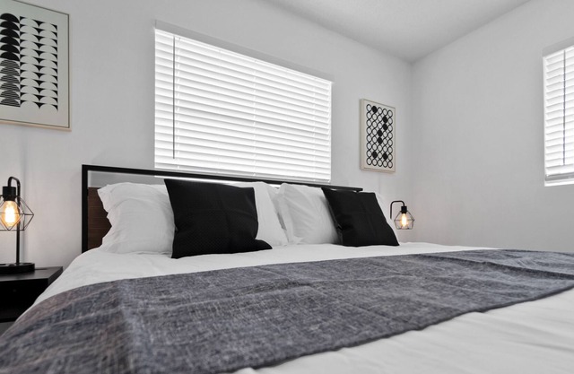 Bright and Stylish 4BRs Home with Private Pool