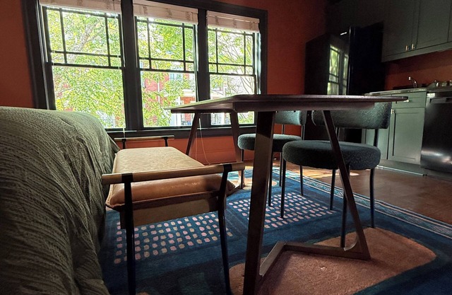 Bright and Stylish Inman Park Carriage House - 30 day minimum
