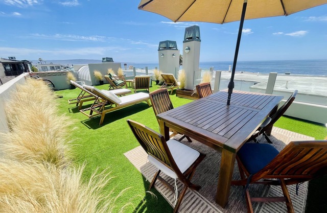 Bright and Sunny Manhattan Beach House Steps to Sand