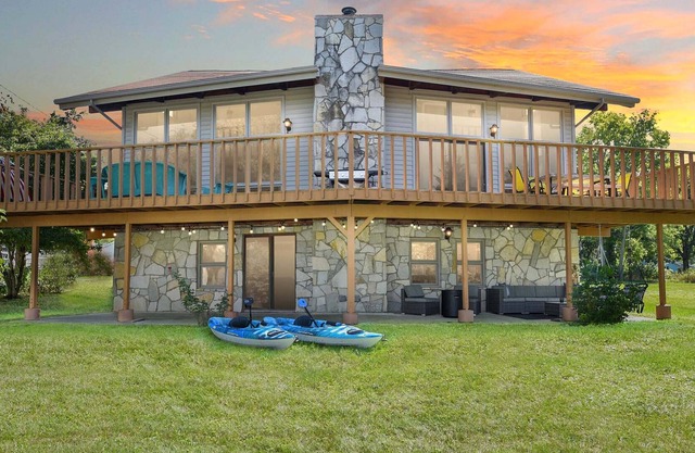 Bright and Airy Marblehead Lake House w/ Kayaks!