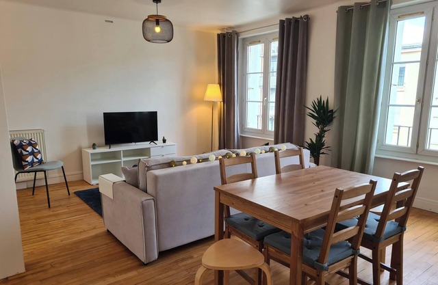 Bright apartment near downtown