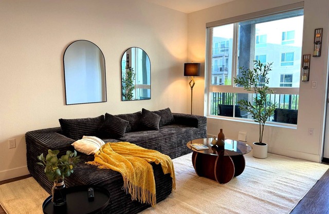 Bright Condo 10 Min from Disneyland With Pool & GYM