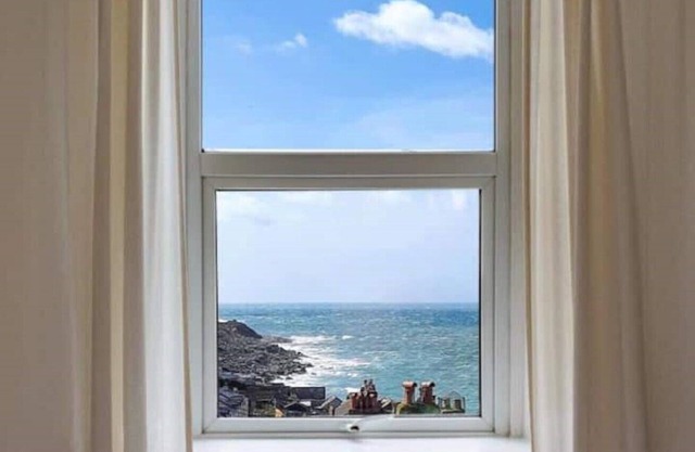 Bright & beautiful 4 bedroom house with sea views