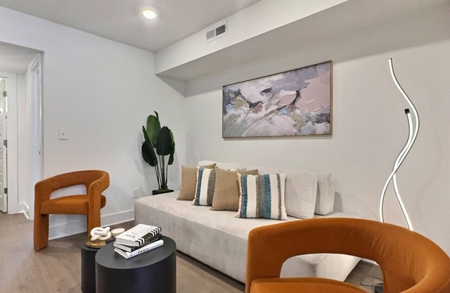 Bright & Beautiful Retreat in Heart of Downtown