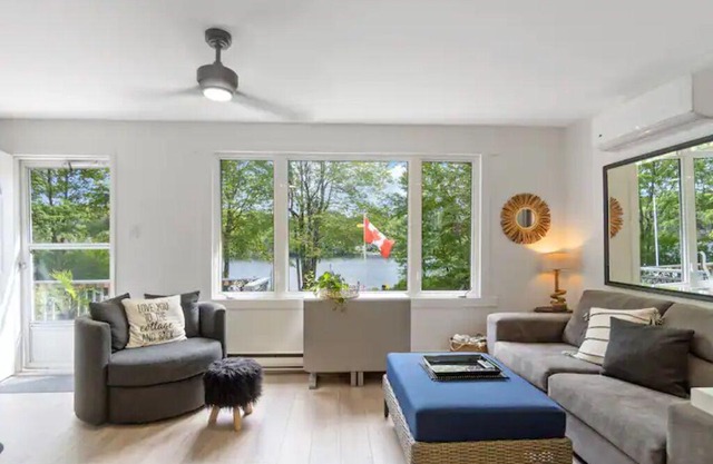 Bright & cheery 2 bedroom lakeside house