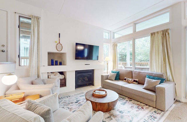 Bright & cheery condo w/ wifi, pools, hot tubs, tennis, gym, sauna, & game room