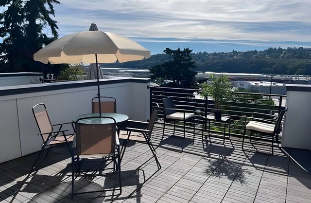 Bright & Clean 3br Queen Anne Townhouse | Sophari