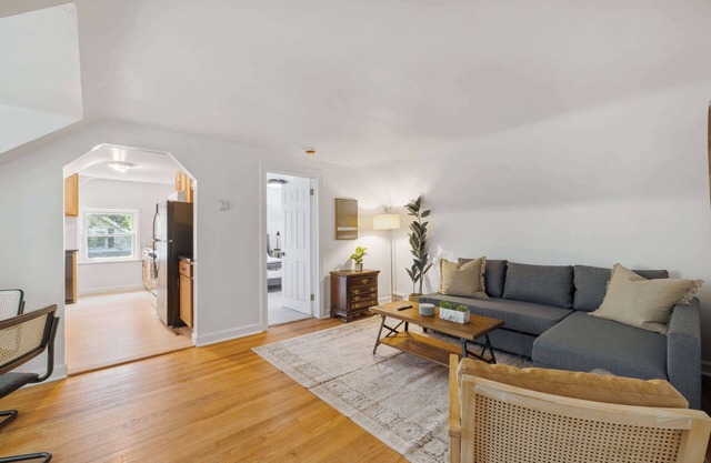 Bright, Clean & Cozy Newly-Renovated 2BR! Welcome!