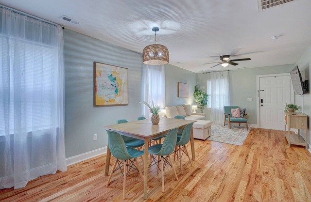 Bright Coastal Bungalow: firepit, kid friendly, walk to Castle Street & downtown