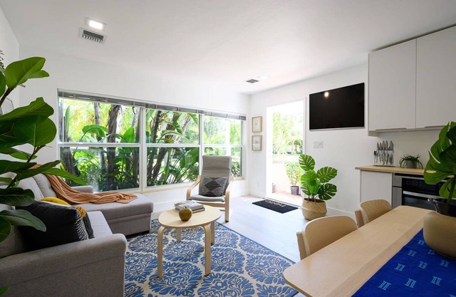 Bright Comfortable Apt in Victoria Park