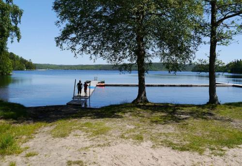 Bright comfortable guest suite close to both swimming, nature and city