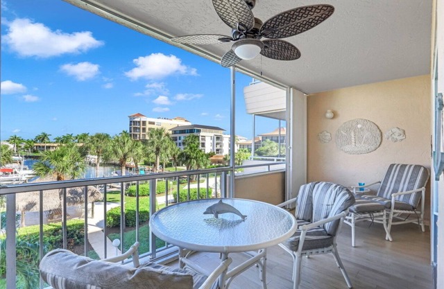 Condo lumineux et propre dans une communauté calme avec piscine chauffée et à pied de South Beach