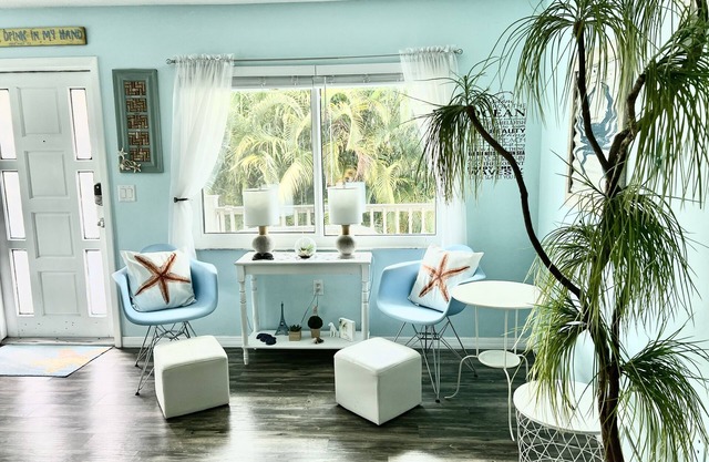 Bright condo in the palms, close to everything!