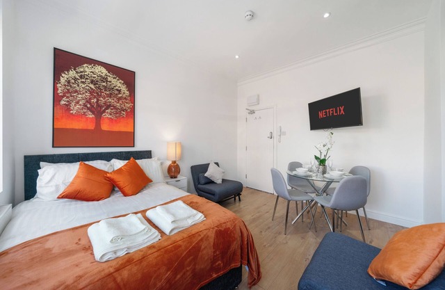Bright & Cosy Studio - Prime Location with Fast Tube to Central London