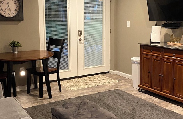 Bright,Cozy, Large 1 Bdrm with 1 Bth, Large Lvg & Kitchenette