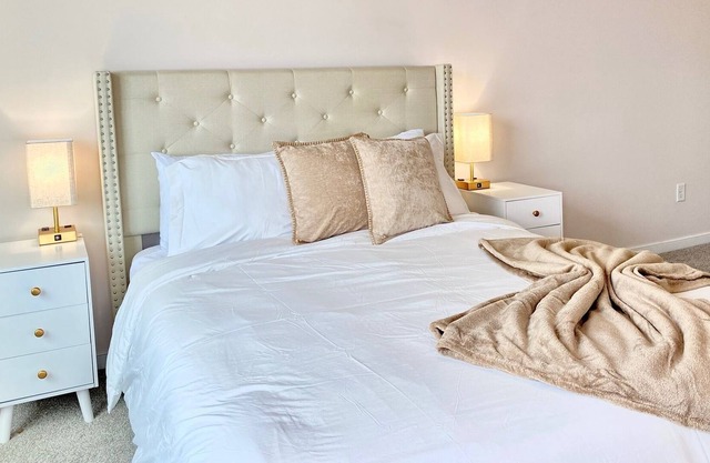 Bright & Cozy | Queen Bed | Pool | MUST SEE