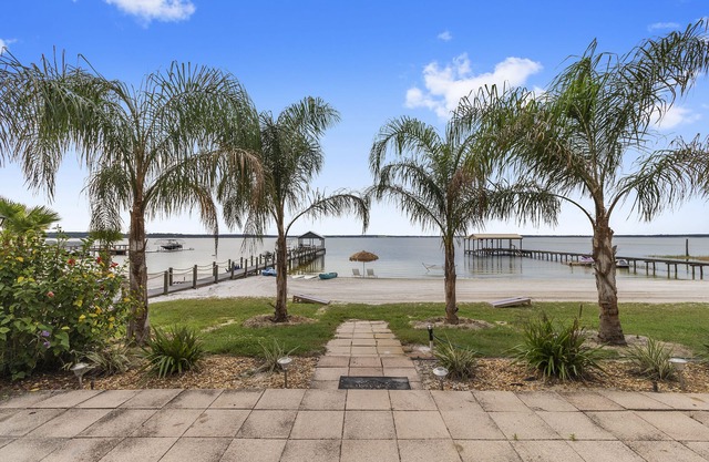 Cozy Lake Front Cottage sur le lac Weir avec une immense plage blanche!