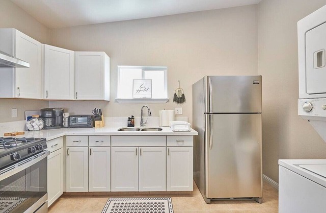Bright & Cozy Studio Best Tower District Location