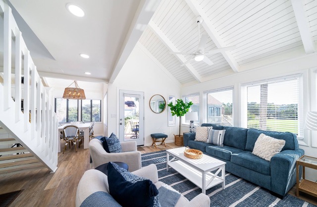 Décor lumineux! 3 BR / 3 BA Cottage; Famille et animaux acceptés! Piscines / plage à proximité!