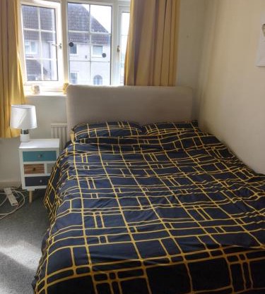 Bright double room approx 2 mile from city centre