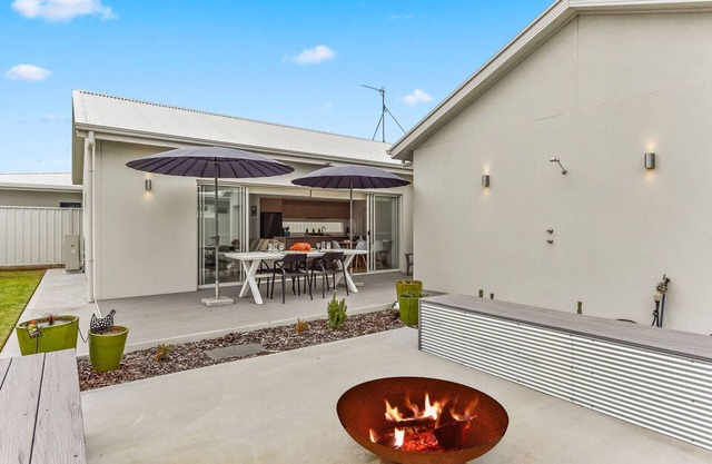 Bright & Easy - Pet Friendly Outside 7 Cobb n Co Way Robe