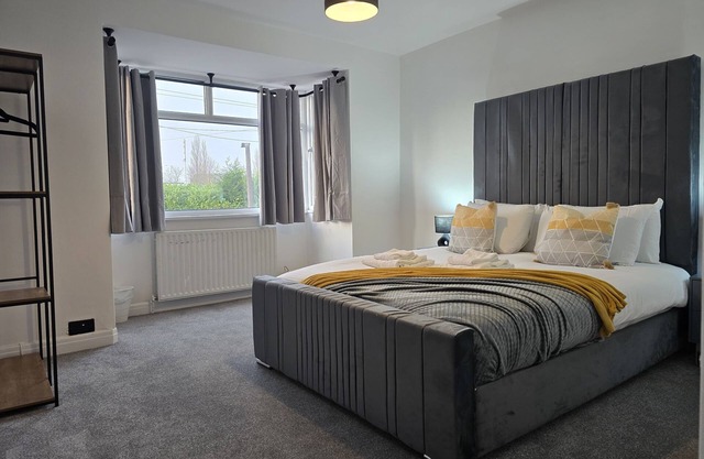 Bright & Elegant 2-Bedroom Stay in Stockport