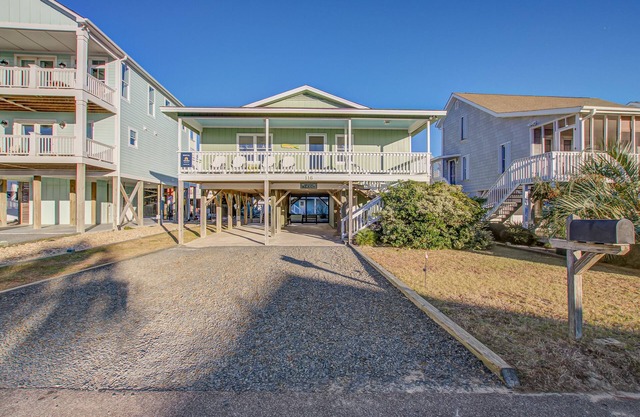 Bright Family Escape W/ Outdoor Shower, Free WiFi & Large Deck - Walk to Beach